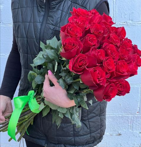 "Севилья"- букет из красных роз с доставкой по городу по Саратову